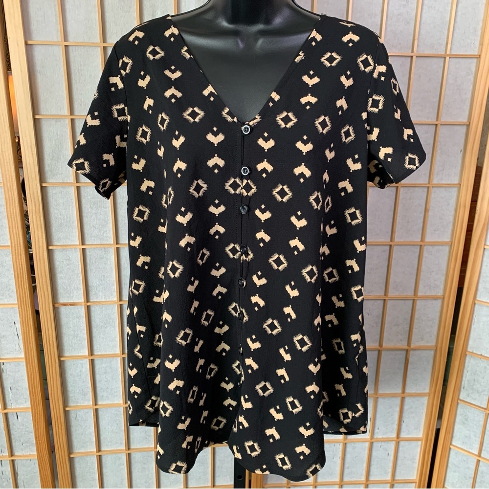 LulaRoe Swingy V-Neck Button Down Blouse